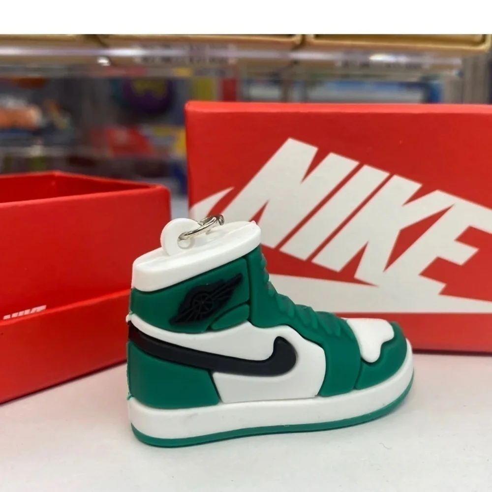 NIKE SB DUNK LOW PRO QS Green/White/Black Key Chain Box Included